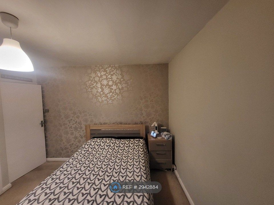 Property photo 2 of 8 Bedroom 1 (South Facing)