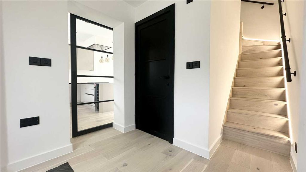 Property photo 2 of 26 Entrance Hall