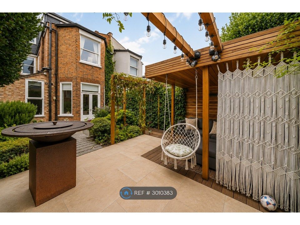 Property photo 3 of 11 Garden And Covered Lounge