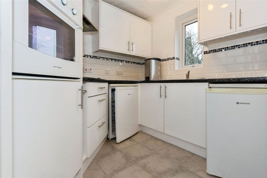 Property photo 3 of 10 Kitchen