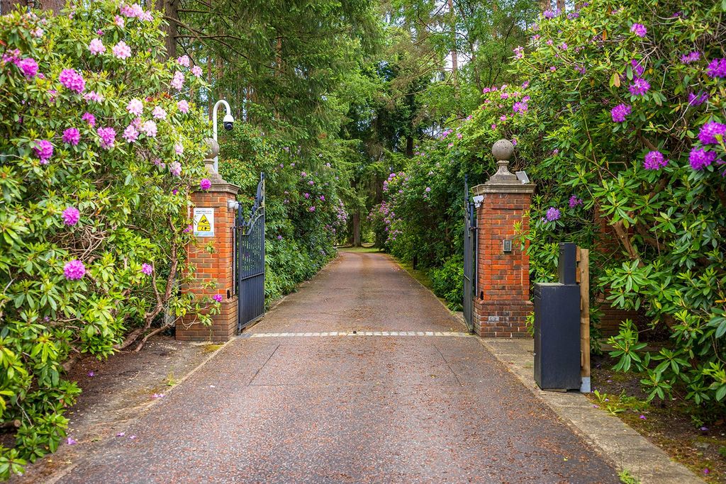 Property photo 2 of 45 House. Partnership