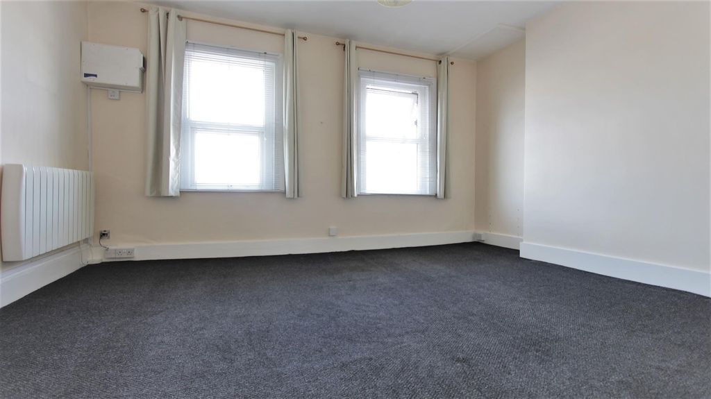 Property photo 2 of 11 Lounge/Bedroom