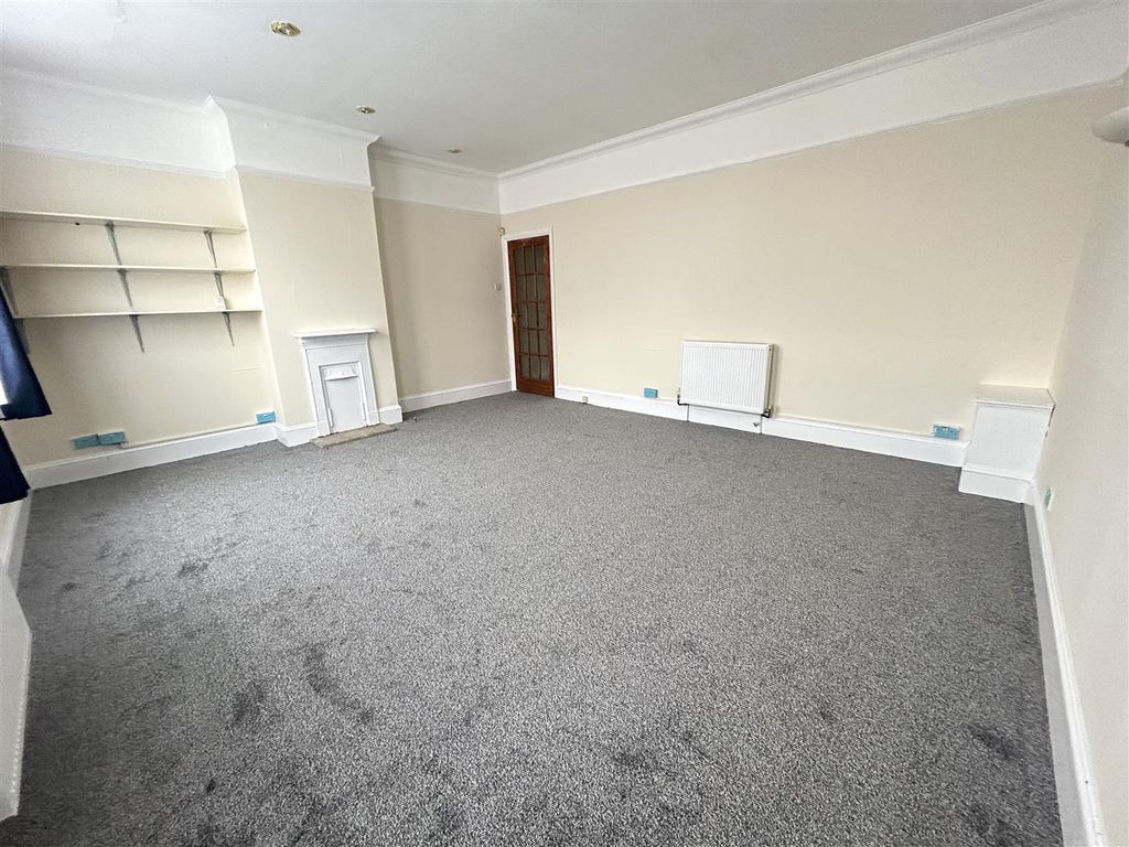 Property photo 3 of 6 Lounge