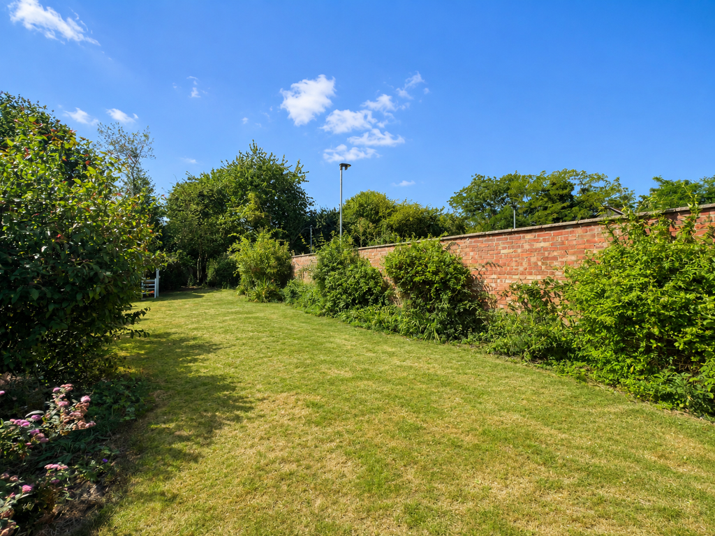 Property photo 2 of 18 Garden