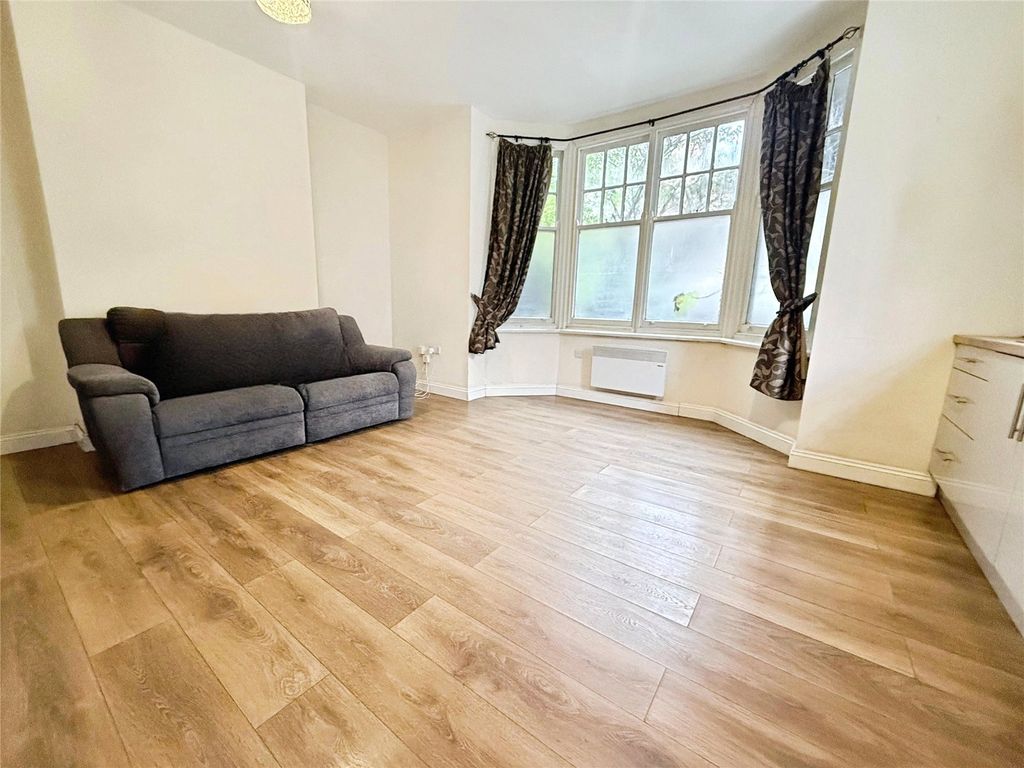 Property photo 3 of 6 Picture No. 12