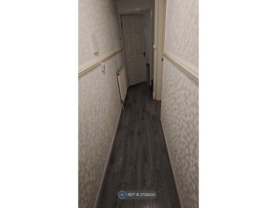 Property photo 2 of 18 Entrance Hallway