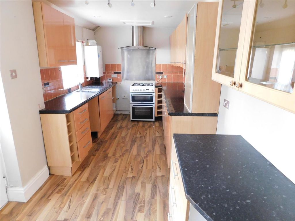 Property photo 2 of 11 Kitchen