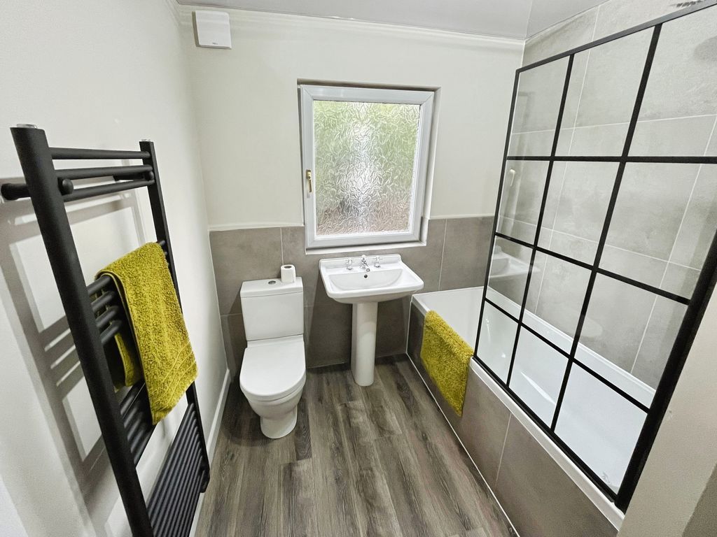 Property photo 3 of 11 Bathroom
