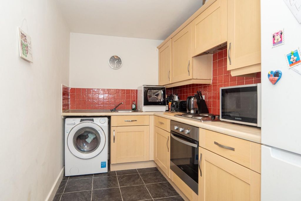 Property photo 3 of 17 Kitchen