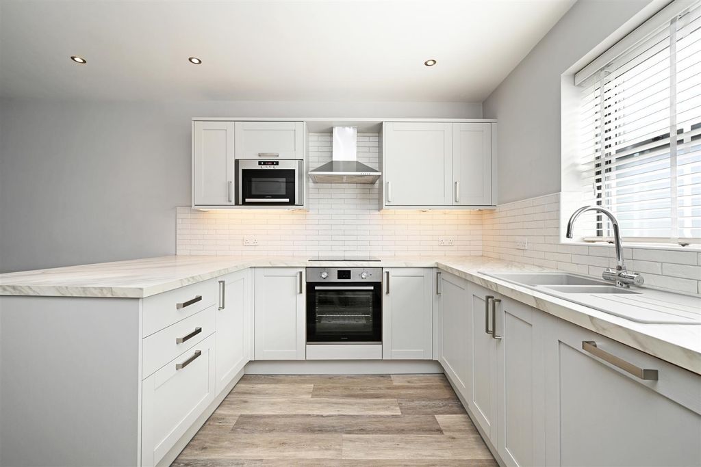 Property photo 1 of 13 Living Kitchen