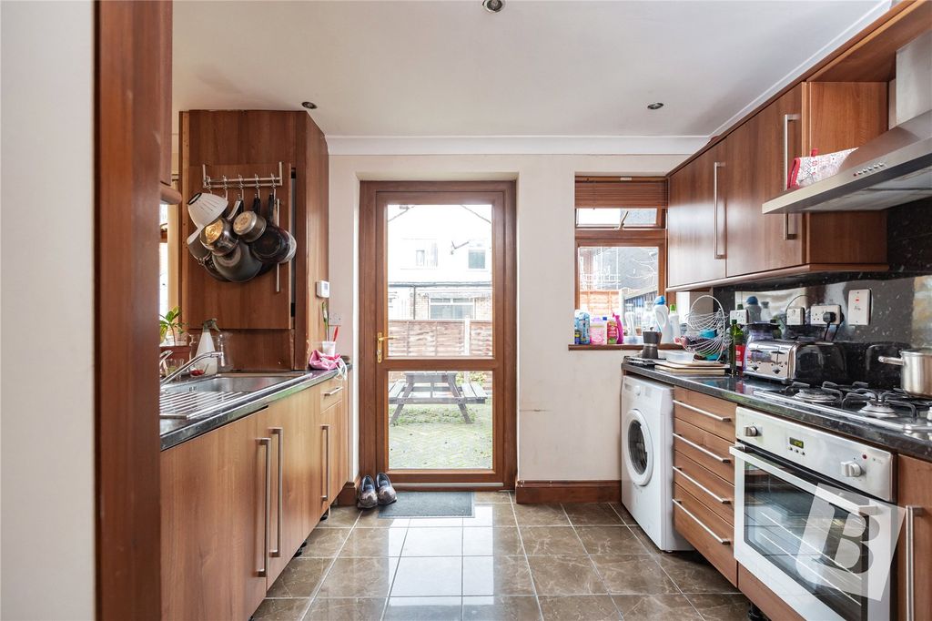 Property photo 3 of 18 Kitchen