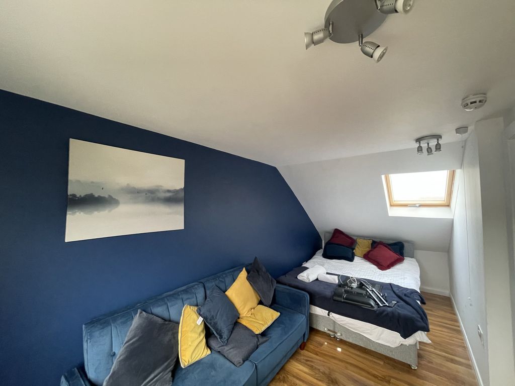 Property photo 1 of 8 Studio For Rent