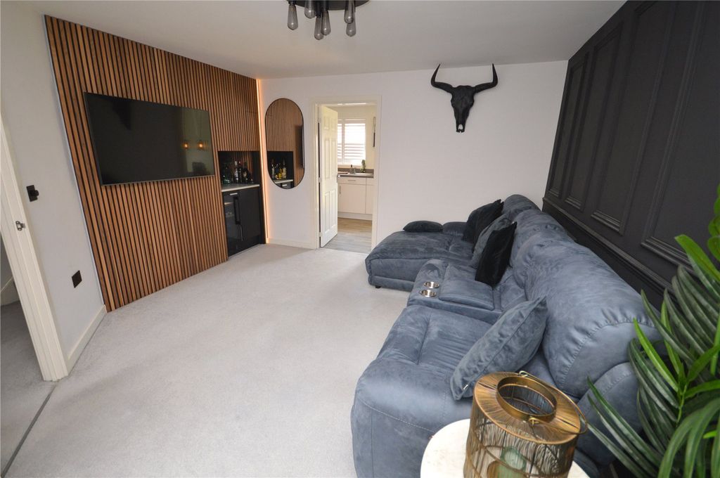 Property photo 2 of 17 Lounge