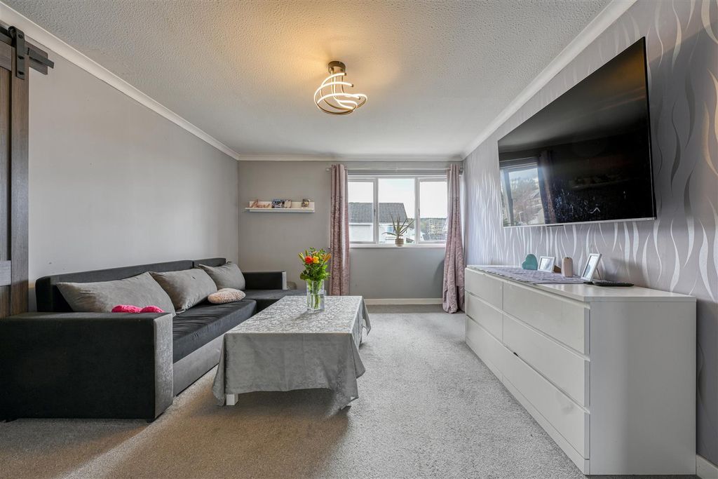 Property photo 2 of 13 Lounge