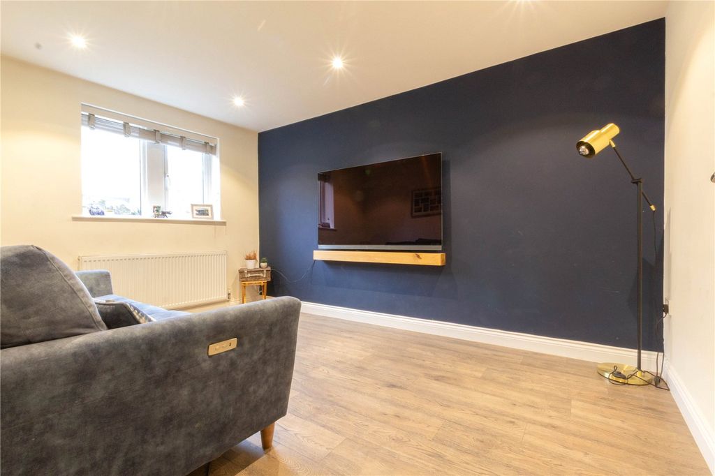 Property photo 3 of 21 Lounge