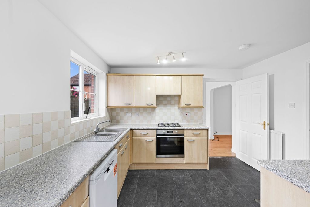 Property photo 3 of 32