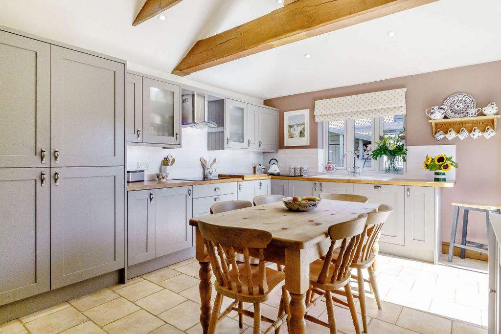 Property photo 2 of 23 8512872-Interior02-800