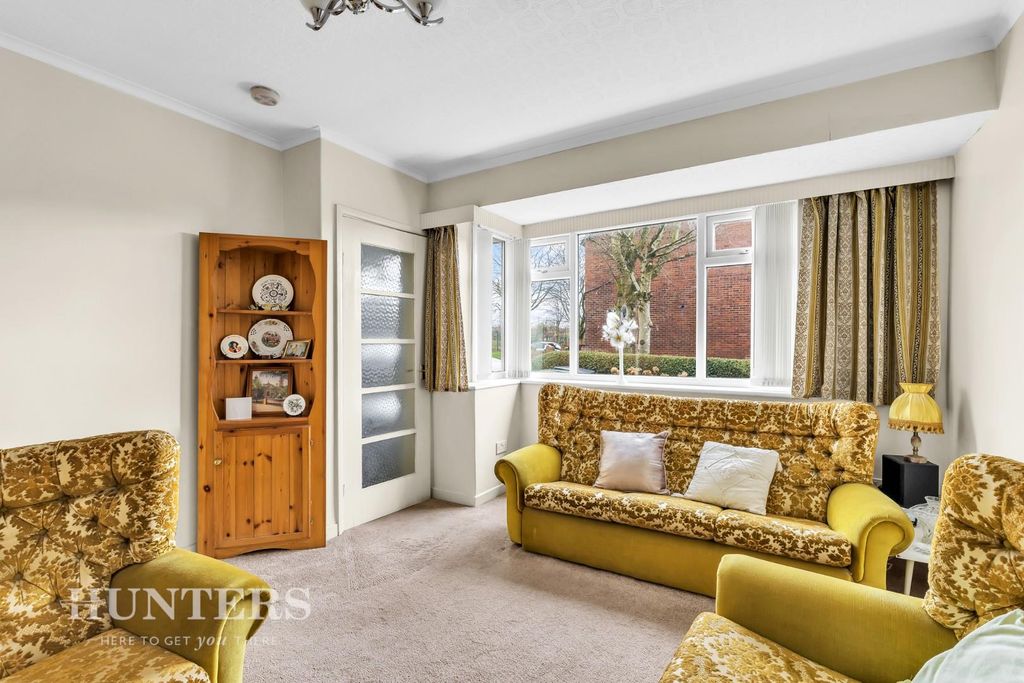 Property photo 3 of 21 Lounge