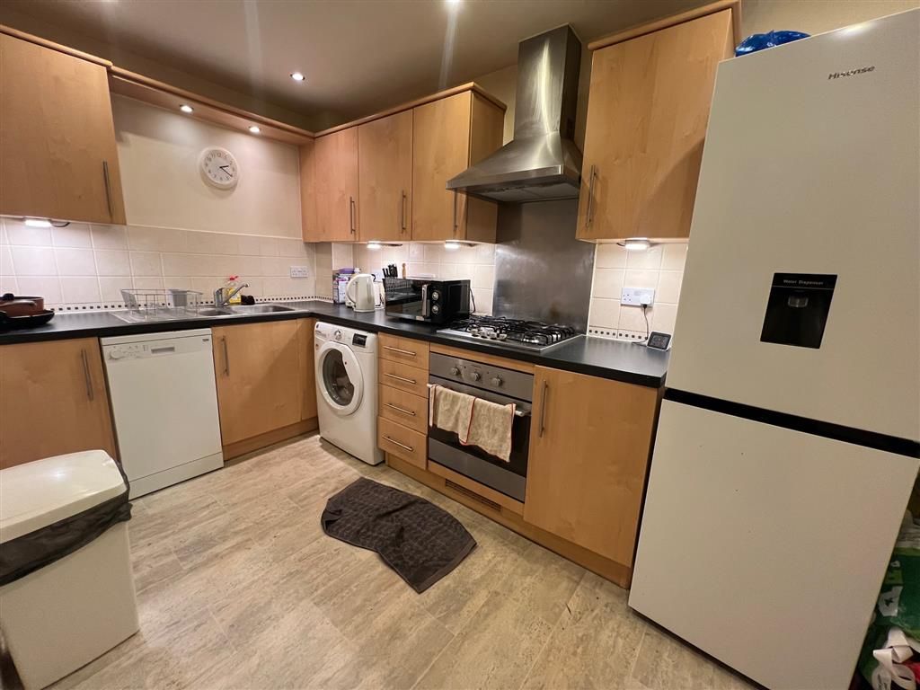 Property photo 3 of 8 Kitchen