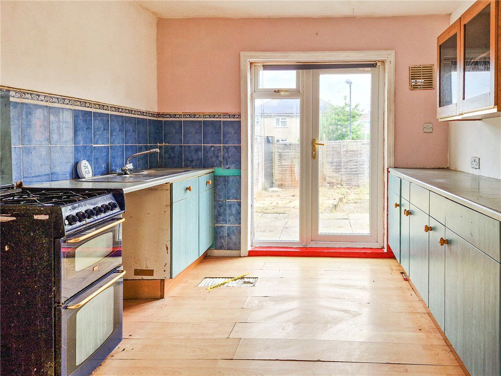 Property photo 3 of 12 Kitchen