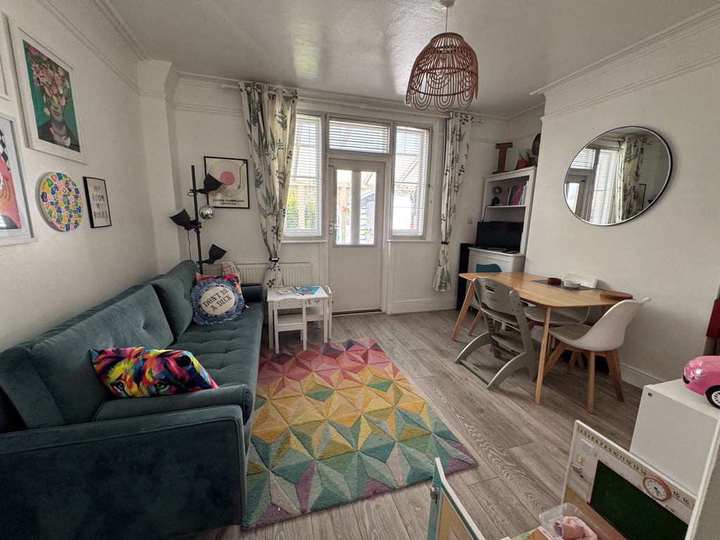 Property photo 2 of 8 17 Caxton Gardens - Living Room