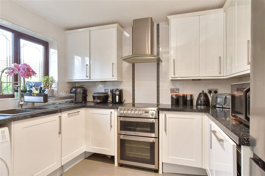 Property photo 3 of 10 Kitchen