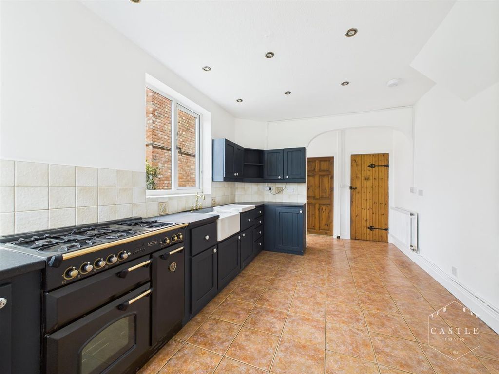 Property photo 3 of 26 Kitchen