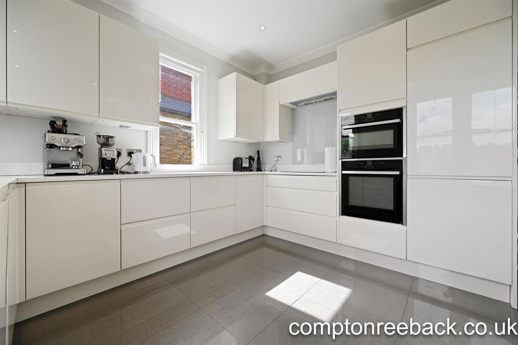 Property photo 2 of 11 Kitchen