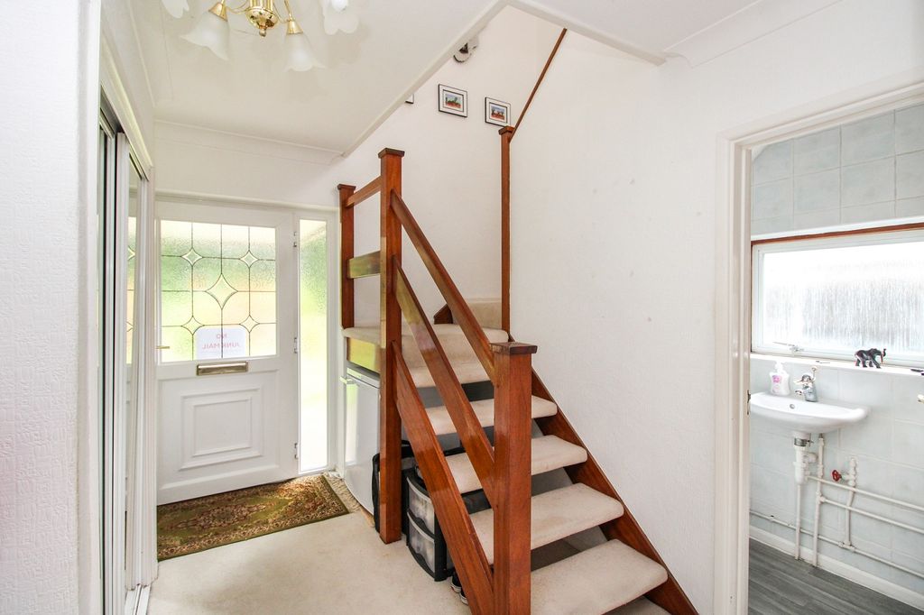 Property photo 2 of 11 Entrance Hall