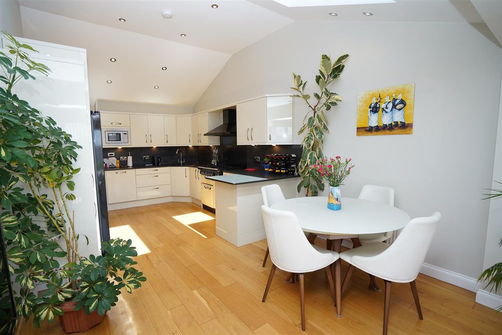 Property photo 2 of 31