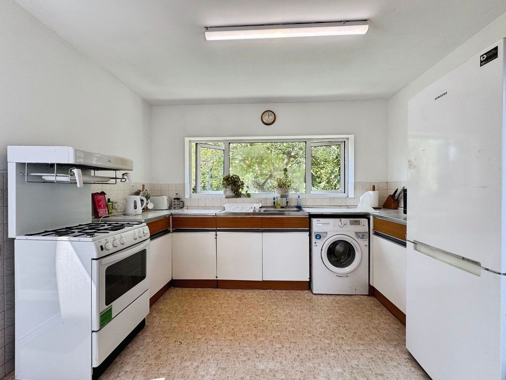 Property photo 3 of 18 Kitchen