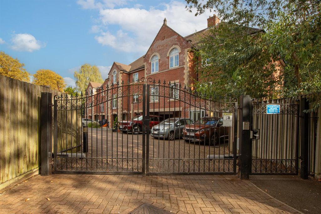 Property photo 1 of 21 Free Valuation