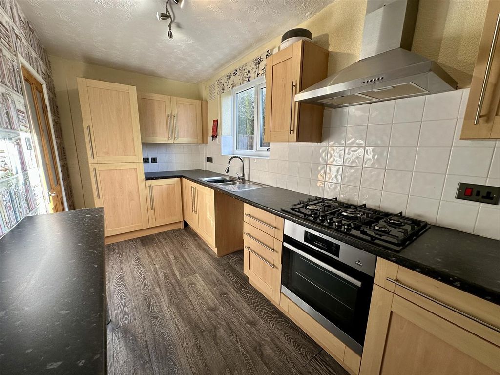 Property photo 3 of 12 Kitchen