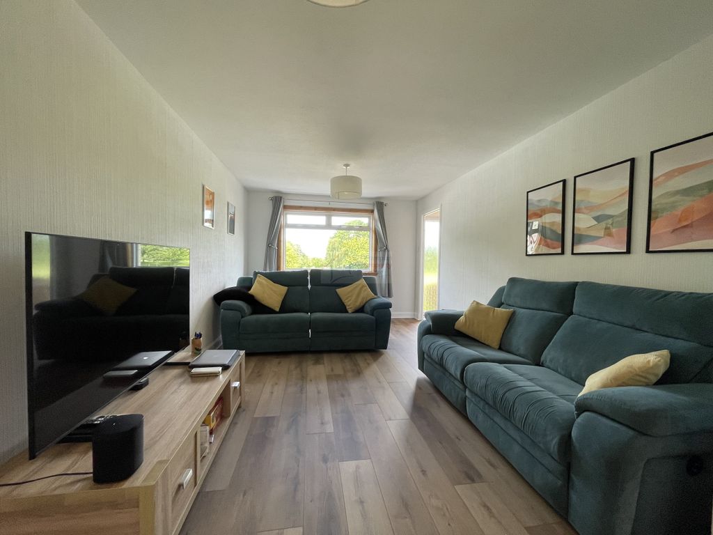 Property photo 3 of 19 Lounge A.Jpg