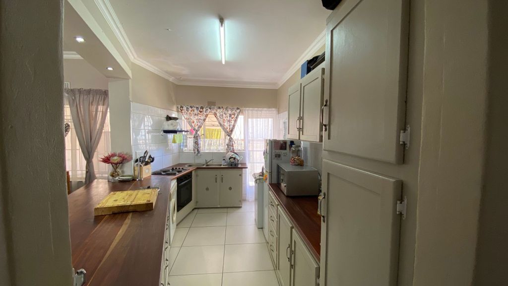 Property photo 3 of 13 1Sw1630103
