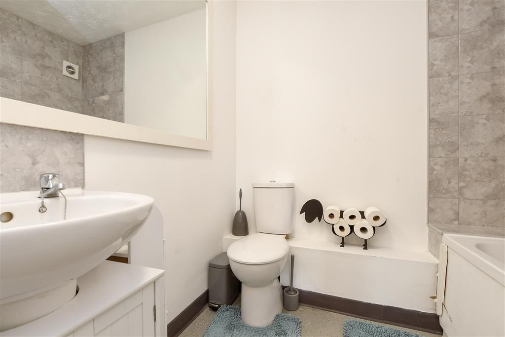 Property photo 3 of 11 Bathroom