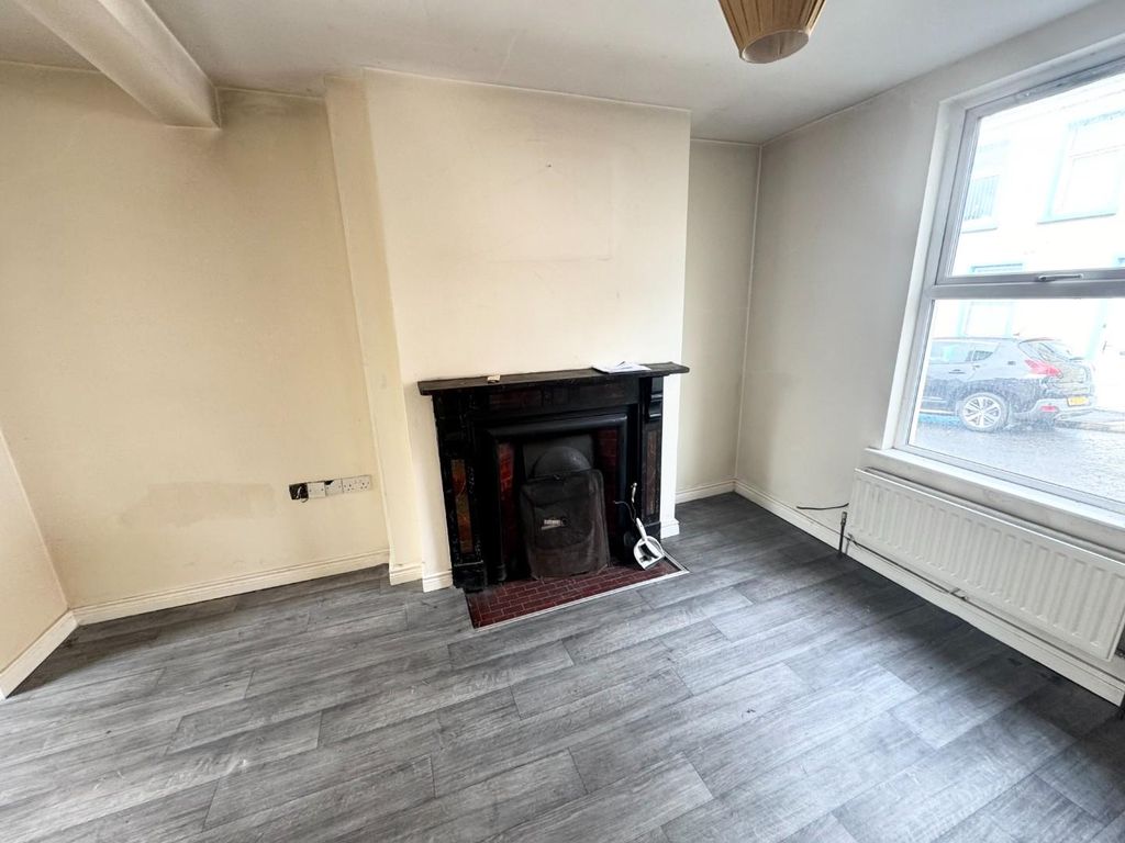 Property photo 3 of 11 Living/Dining