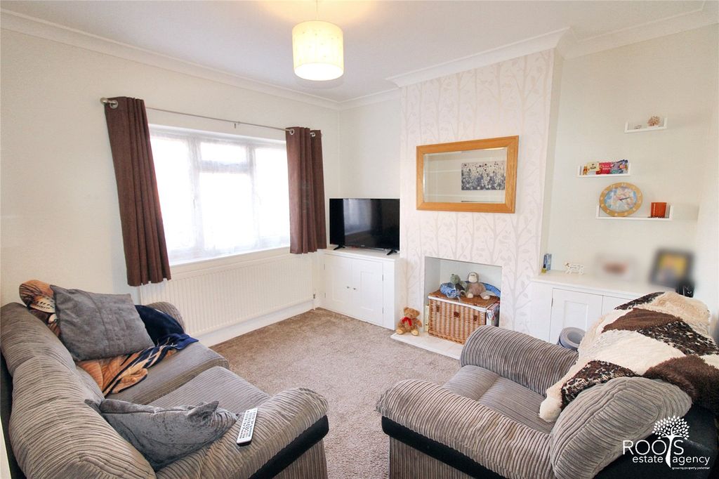 Property photo 3 of 13 Lounge