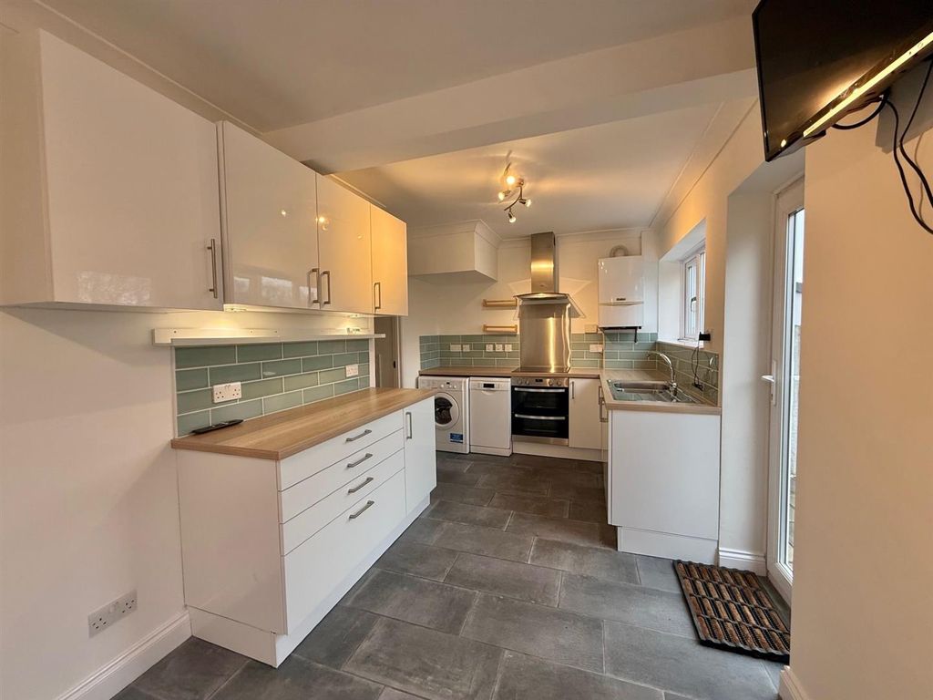 Property photo 3 of 10 Kitchen.Jpg