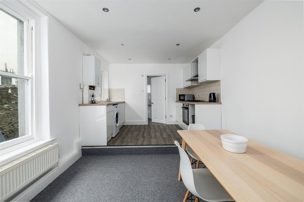 Property photo 3 of 25 Kitchen/Diner