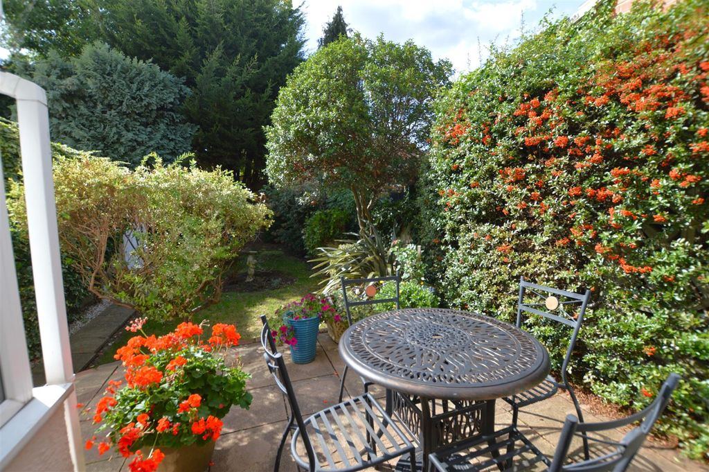 Property photo 3 of 13 12 Alton Gardens Patio.Jpg