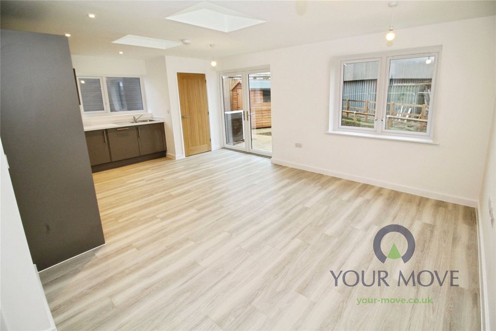 Property photo 2 of 21 Living Room/Kitchen