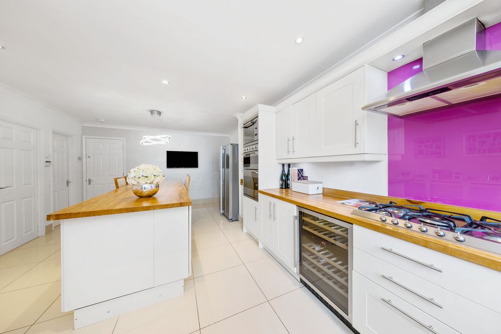 Property photo 2 of 30