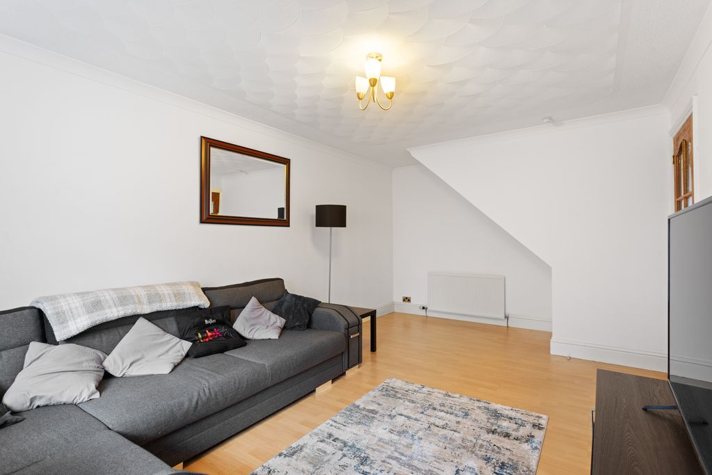 Property photo 3 of 12 2 Falconoer Rise 07