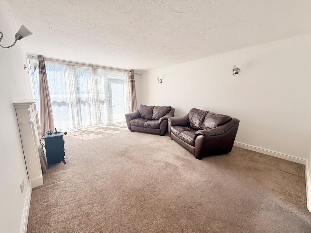 Property photo 3 of 8 Lounge