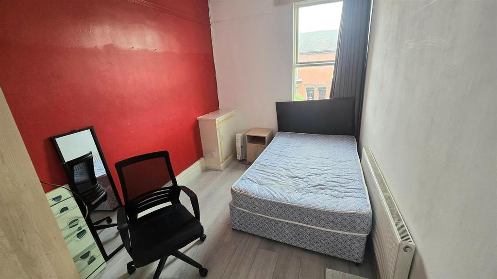 Property photo 3 of 11 A Cozy Student Bedroom Featuring A Single Bed, A d...