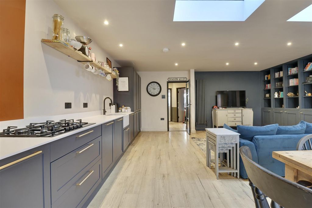 Property photo 2 of 32 F18E5D5C-A040-4E95-888B-38691F7Df796_1_201_A.Jpeg