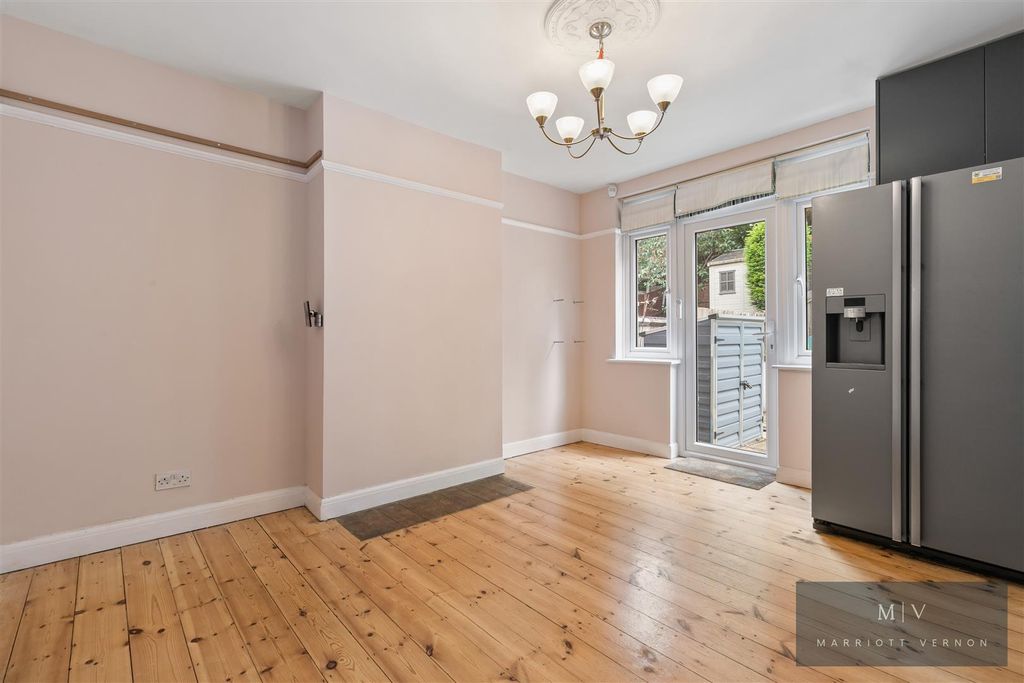 Property photo 3 of 17 Selsdon Avenue 22 MV-2.Jpg