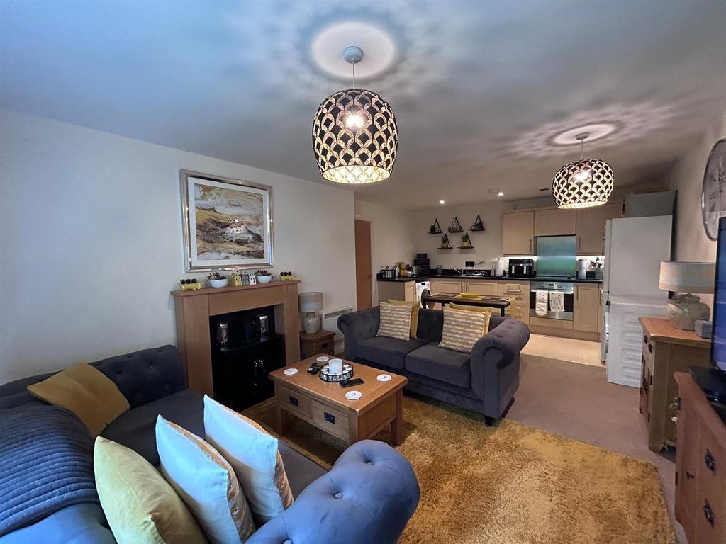 Property photo 2 of 12 Lounge