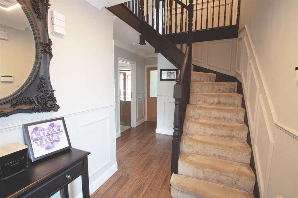 Property photo 3 of 16 Entrance Hall.Jpg